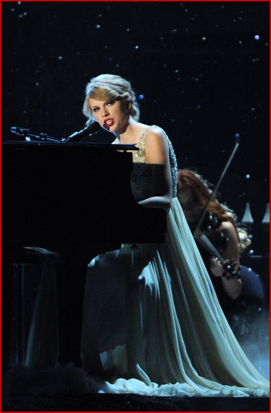 TAYLOR SWIFT: SAY 'WHAAAAT' AT THE CMA AWARDS » Taylor Swift performs 