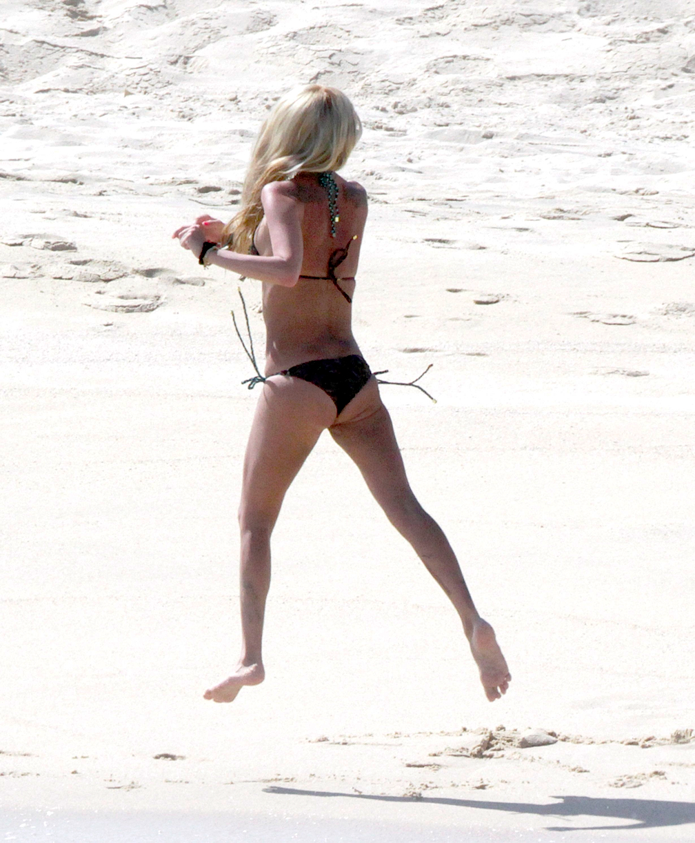 2011_Jenna Jameson in bikini on the beach in Mexico15_fadedyouthblog. 